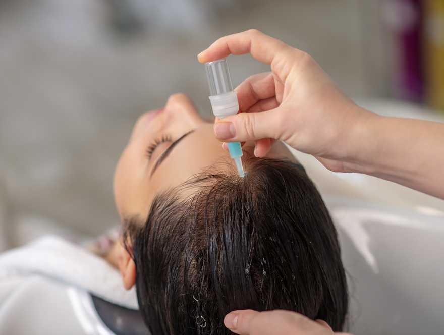 Tratamientos capilares con keratina aplicados por estilista para fortalecer el cabello